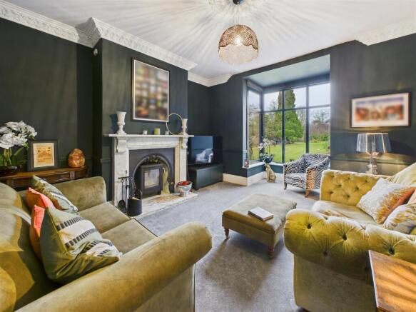 5 bed Detached for sale Image 9