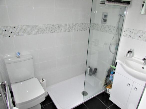 RupertSt14ensuite.JPG