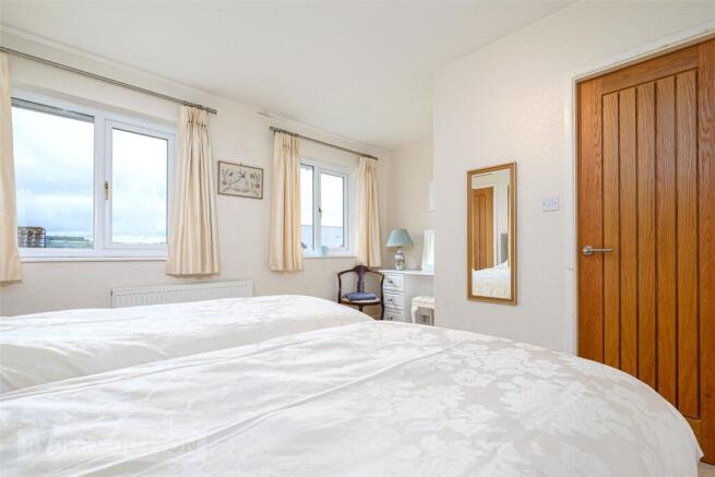 4 bed Bungalow for sale Image 11