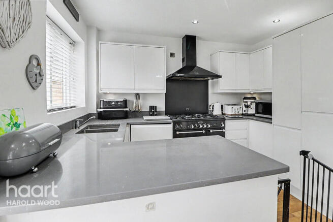 Blakeborough Drive, Harold Wood photo 4