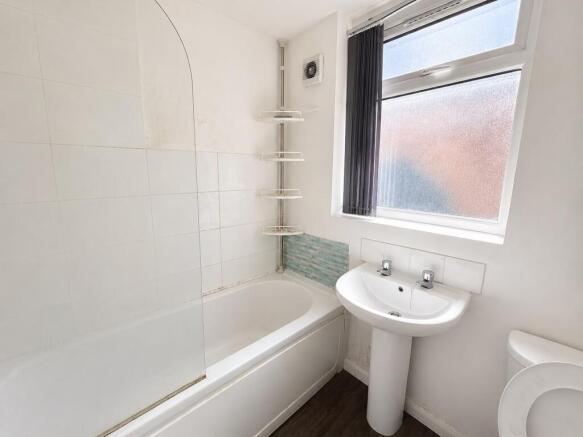 4 bed House to rent Image 8