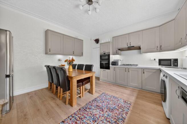 5 bed Detached for sale Image 7