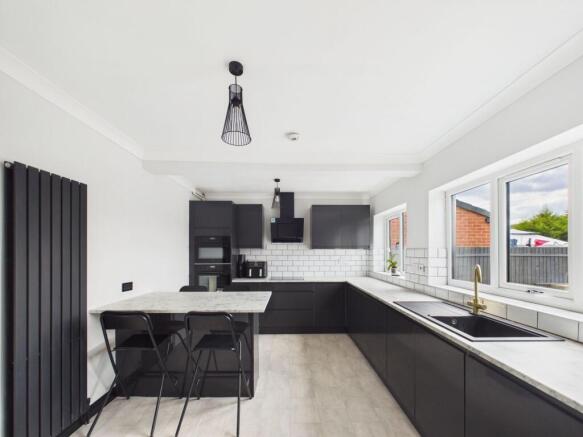 3 bed Semi-Detached for sale Image 6