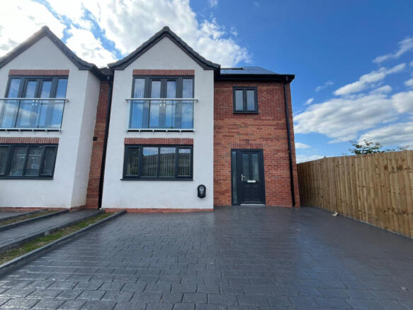 Double Bedroom in Rotherby Avenue - Leicester LE4