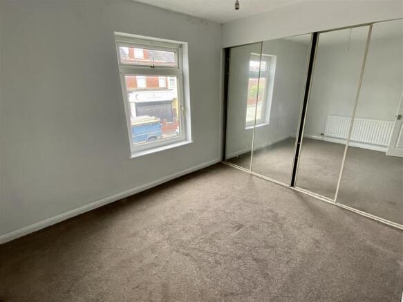 2 bed Terraced to rent Image 5