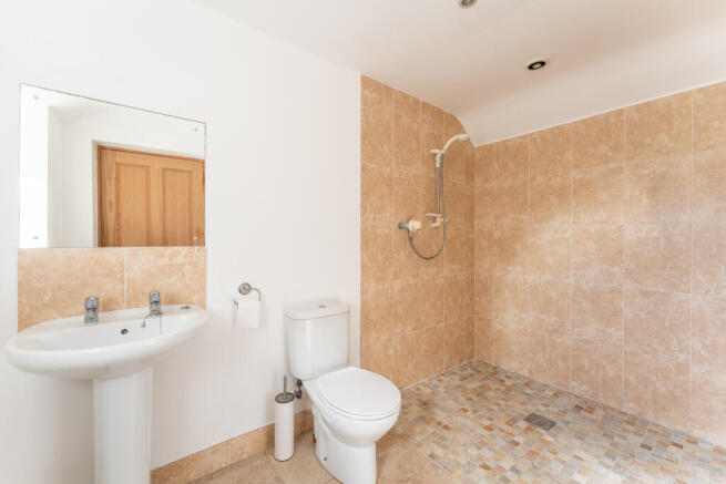 5 bed Detached for sale Image 8