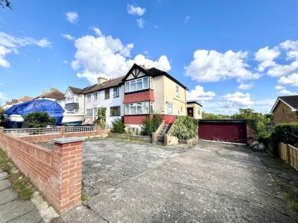 Gilders Road, Chessington, Surrey. KT9 2EB