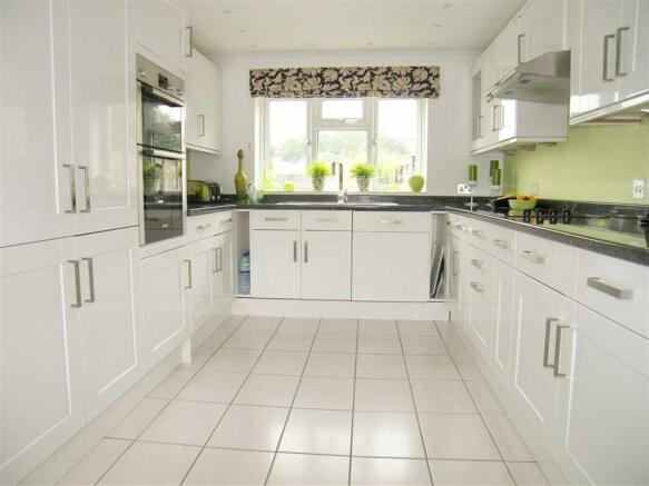 KITCHEN / DINING ROO
