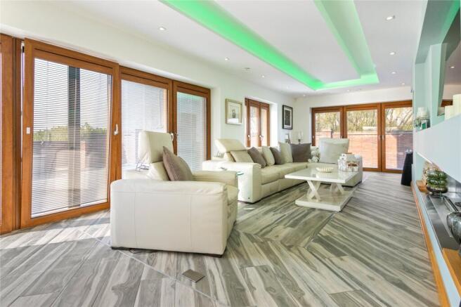 5 bed Detached for sale Image 11