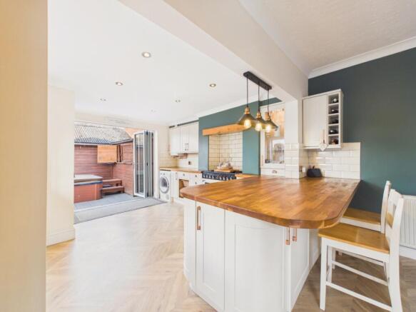4 bed Detached for sale Image 11