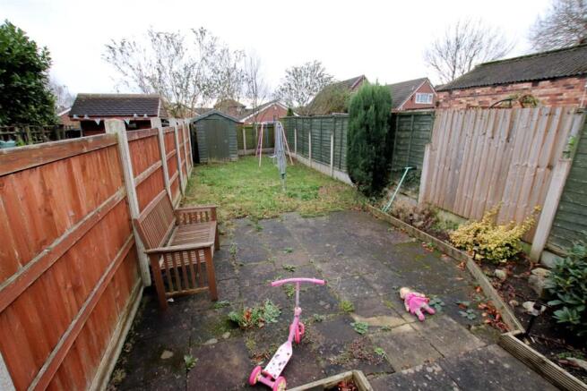 ENCLOSED REAR GARDEN