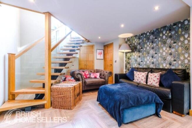 5 bed Semi-Detached for sale Image 7