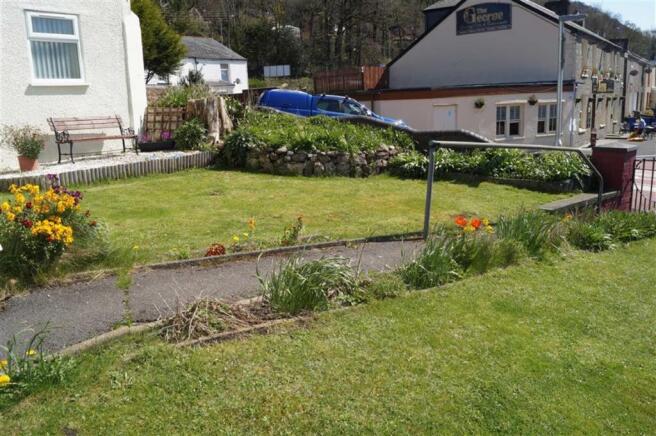 SIDE GARDEN & SITTING AREA