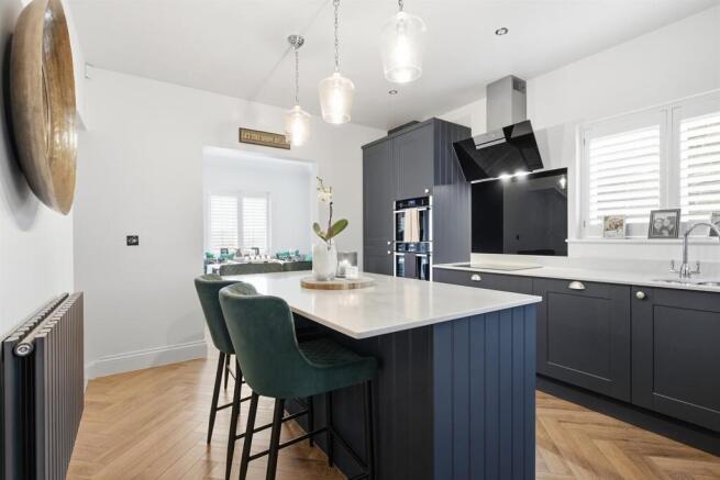 5 bed Detached for sale Image 4
