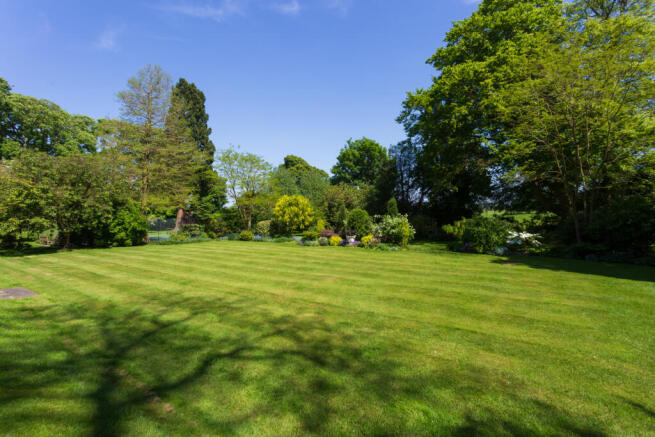5 bed Detached for sale Image 7