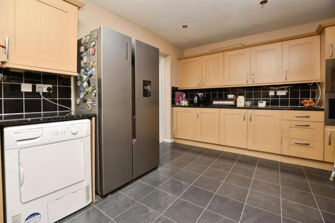 5 bed Detached for sale Image 8