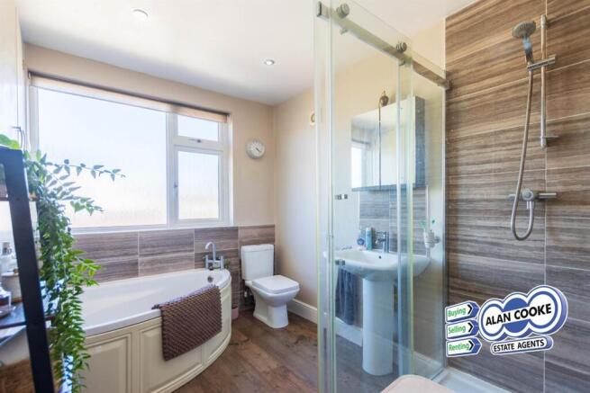 5 bed Detached for sale Image 11
