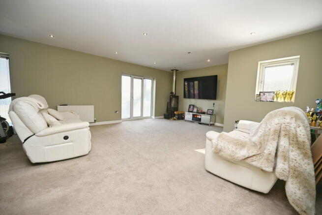 5 bed Link Detached House for sale Image 8