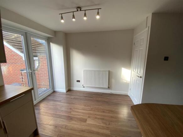 2 Heol Gylfinir - dining area.jpg