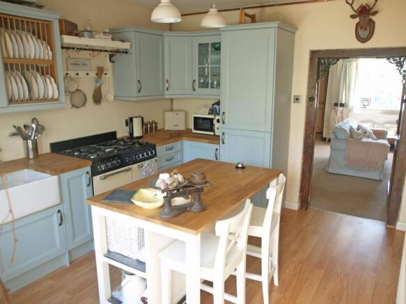 20 Worcester Road - Kitchen 1.jpg