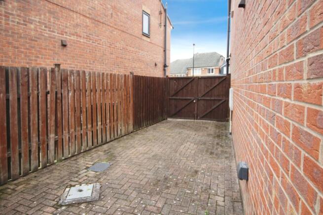 3 bed Semi-Detached to rent Image 8