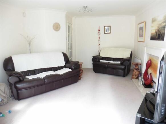 Spacious lounge (rea