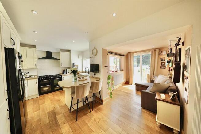 3 bed Semi-Detached for sale Image 4