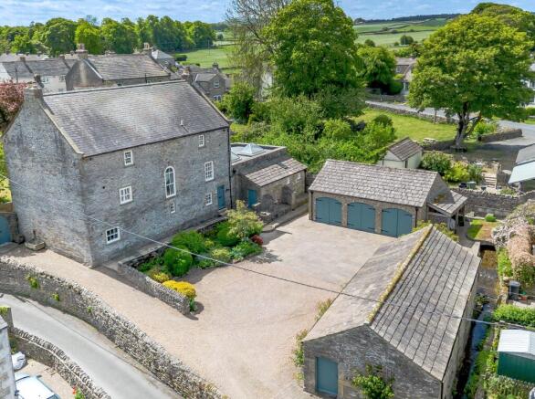 5 bed Detached for sale Image 3