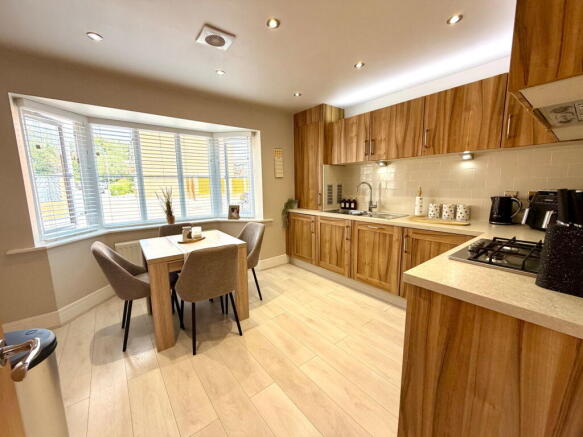 3 bed Semi-Detached for sale Image 6