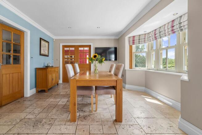 5 bed Detached for sale Image 9