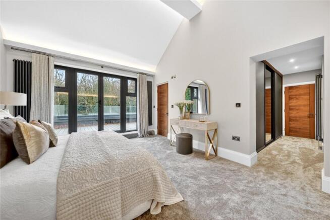 5 bed Detached for sale Image 12