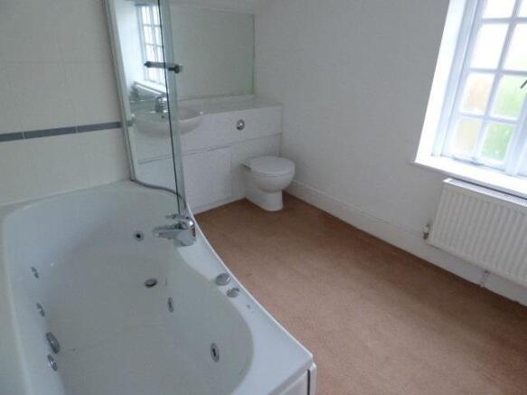 EN-SUITE BATHROOM