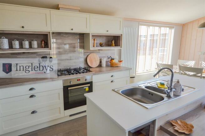 3 bed Park Home for sale Image 4