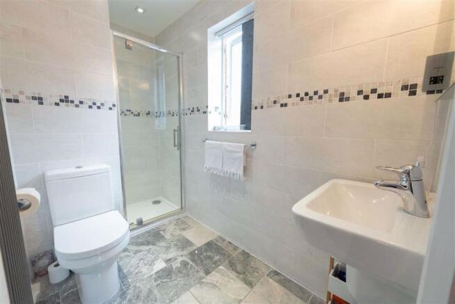 EN-SUITE SHOWER ROOM