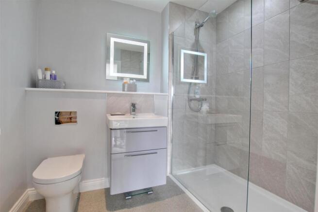 EN-SUITE SHOWER ROOM