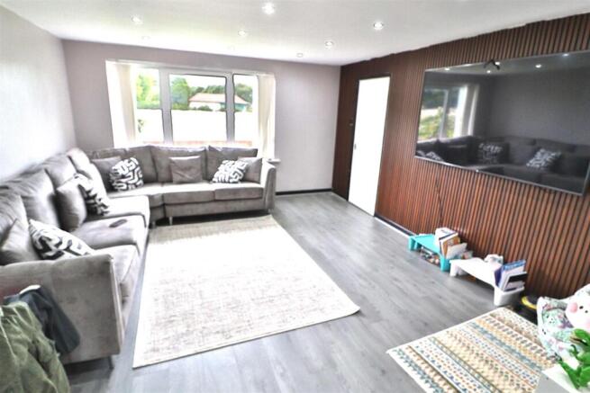 OPEN PLAN LOUNGE/DINING ROOM