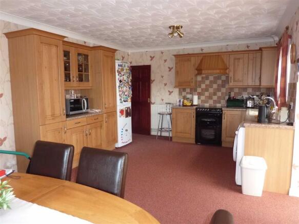LARGE DINING KITCHEN