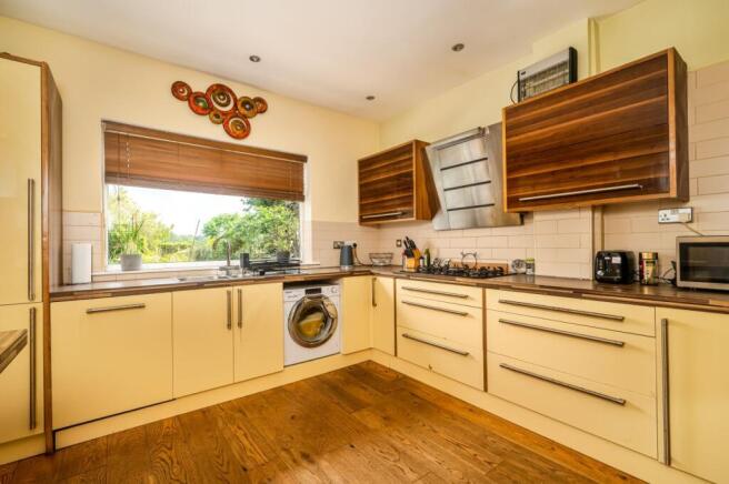 3 bed Semi-Detached for sale Image 8