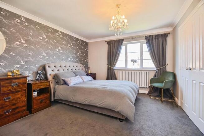 4 bed Detached for sale Image 11