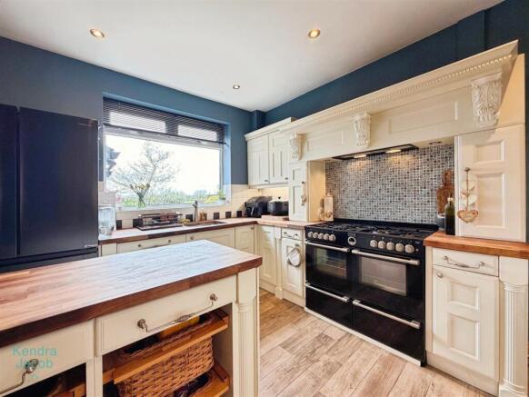 4 bed Detached for sale Image 11