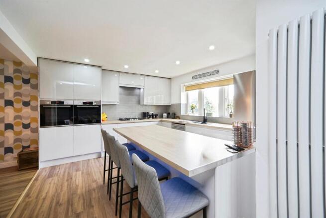 5 bed Detached for sale Image 7
