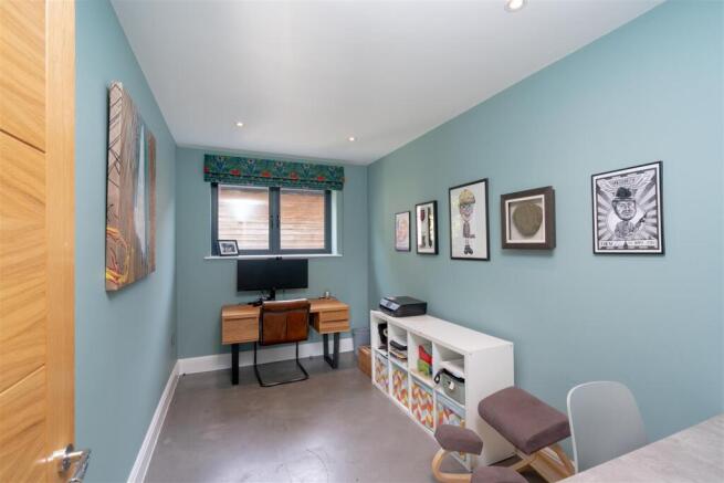 6 bed Detached for sale Image 11