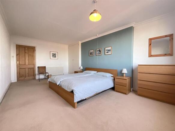 3 bed Flat for sale Image 4