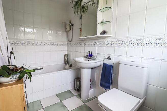 Ensuite to Bed 2