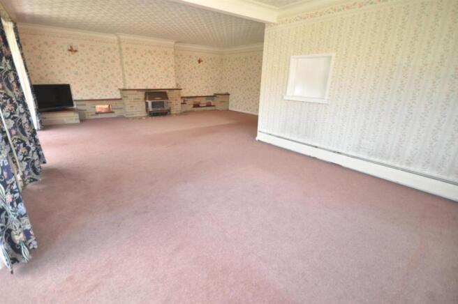 LIVING / DINING ROOM