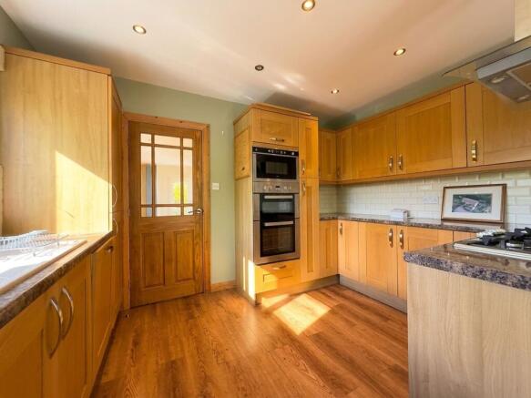 6 bed Detached for sale Image 4