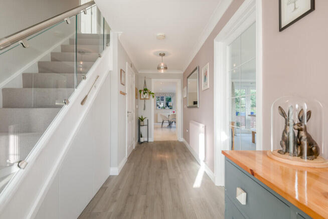 8707733-interior1...