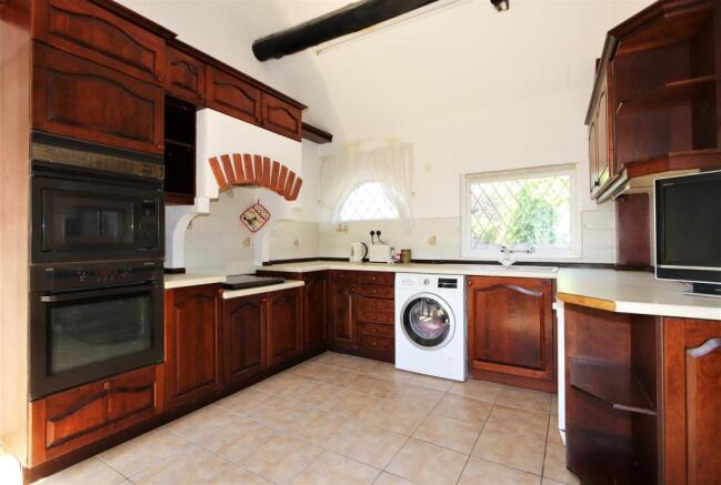 FITTED BREAKFAST KITCHEN