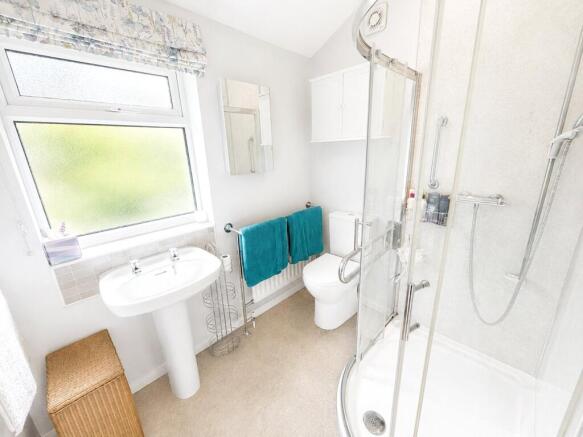 4 bed Bungalow for sale Image 12