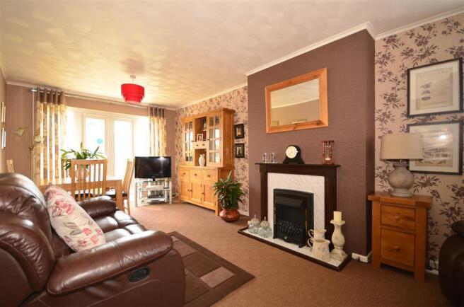 Lounge/Dining Area